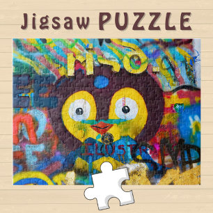 Süßes Vogelgesicht auf dem Graffiti-Wand-Foto -