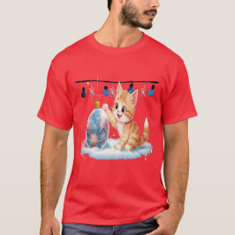 Süßes Weihnachtskitten spielt mit Ornament  T-Shirt