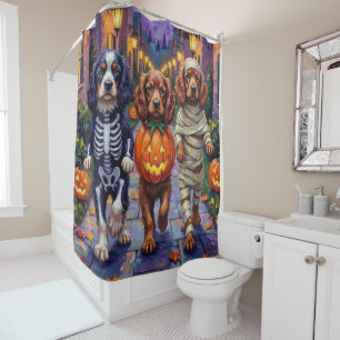 Sussex Spaniel Hunde in Halloween-Kostümen Duschvorhang