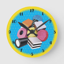 Süßigkeiten. Große Wanduhr. Gelb und blau.