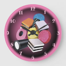 Süßigkeiten. Große Wanduhr. Rosa und schwarz.