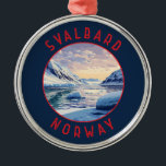 Svalbard Norwegen Retro Distressed Circle Ornament Aus Metall<br><div class="desc">Svalbard im Vektorkunststil. Eine der nördlichsten bewohnten Gegenden der Welt,  ist bekannt für sein zerklüftetes,  abgelegenes Terrain an Gletschern und gefrorener Tundra,  die Eisbären,  Rentiere Svalbard und Füchse der Arktis beherbergen.</div>