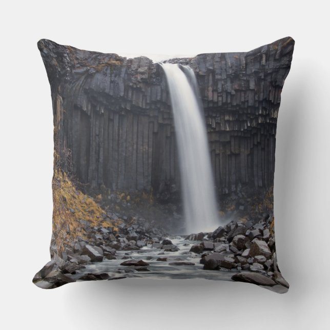 Svartifoss Wasserfall im Island-Wurfskissen Kissen (Vorderseite)
