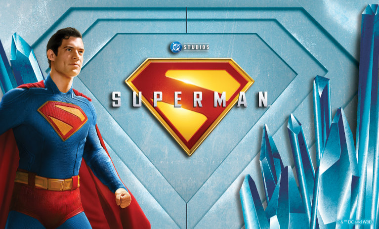 Theatralische Darstellung von Superman mit Superman-Logo vor den Türen der Festung der Einsamkeit