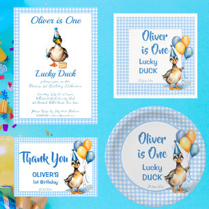 Eine glückliche Ente mit blauen Gingham Geburtstag Partyhütchen