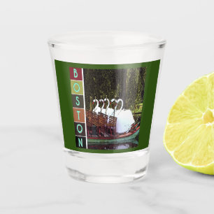 Swan Boats im Sommer Schnapsglas