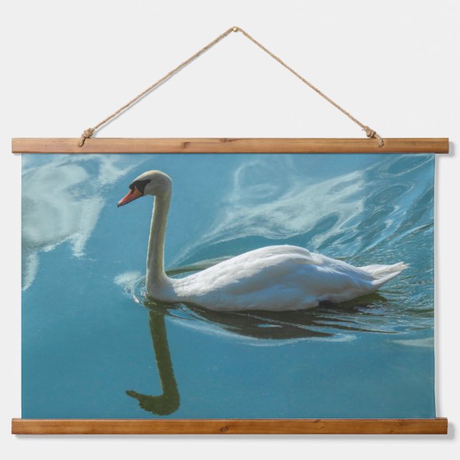 Swan mit Cloud Reflections Wandteppich Mit Holzrahmen (Vorne)