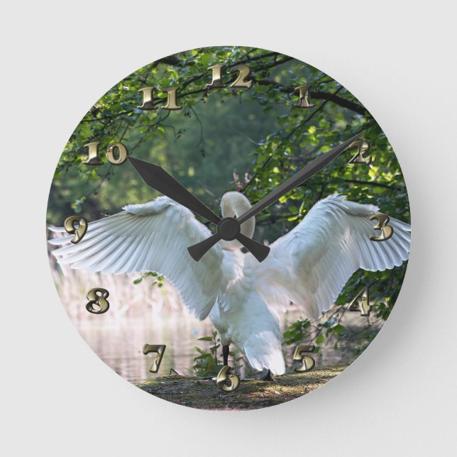 Swan mit Wings Spread Runde Wanduhr (Vorderseite)