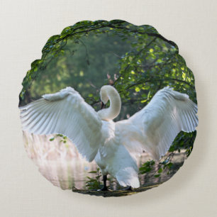 Swan mit Wings Spread Rundes Kissen