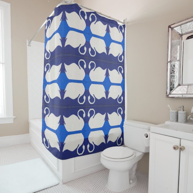 Swan Reflection in Blue Lake Artisan Crochet Print Duschvorhang (Beispiel)
