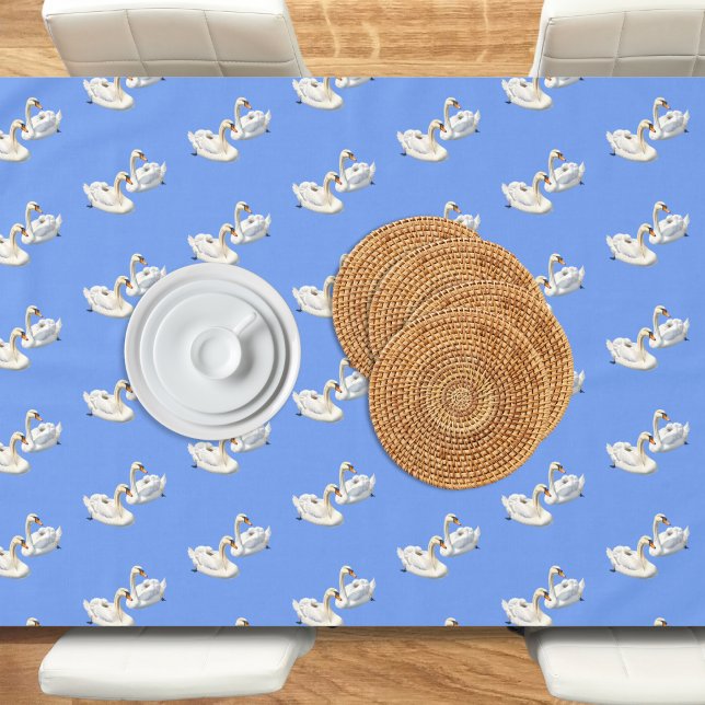 Swans auf Water Pattern Birds Cornflower Blue Tischdecke (An elegant tablecloth in blue with pattern of white swans)