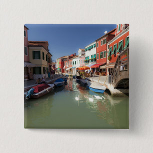 Swans in Canale, Burano Island, Venedig, Italien Button