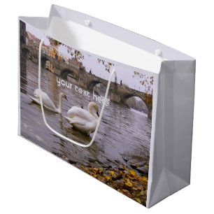 Swans und Karlsbrücke in Prag Große Geschenktüte