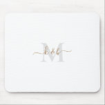 Swash-Script für Gold und Grau Mousepad<br><div class="desc">Moderne Gold und Gray Monogram Mouse Pad. Combo-Schriftart. Swash. Einfach.</div>