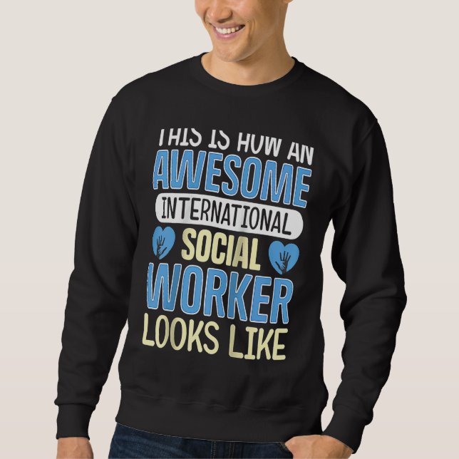 Sweatshirt An Awesome International Social Worker Looks Like  (Devant)