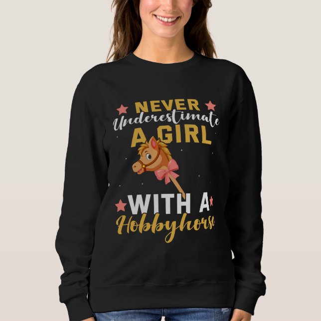 Sweatshirt Backprint Never underestimate a girl with a Hobbyh (Devant)