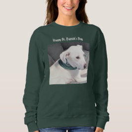 Sweatshirt Chien blanc mignon portant un écusson vert