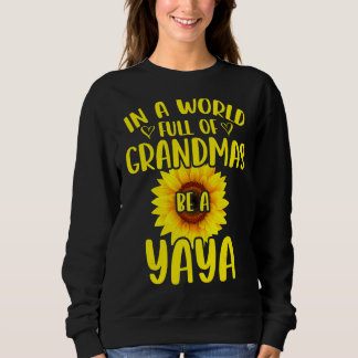 Sweatshirt Dans Un Monde Plein De Grandmas Soyez Un Yaya Sunf