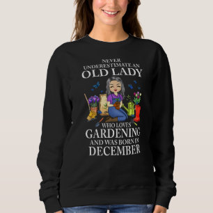 Sweatshirt Décembre Ne Sous-Estime Jamais Une Vieille Dame Qu