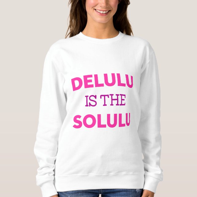 SWEATSHIRT DELULU IS THE SOLULU (Devant)