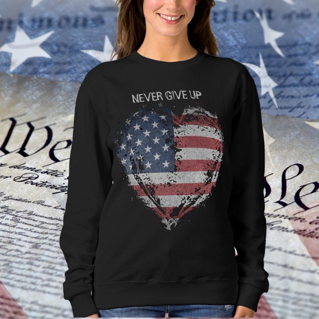 Sweatshirt Drapeau patriote américain, n'abandonnez jamais (Patriot American Flag, Never Give Up Ladies Sweatshirt)