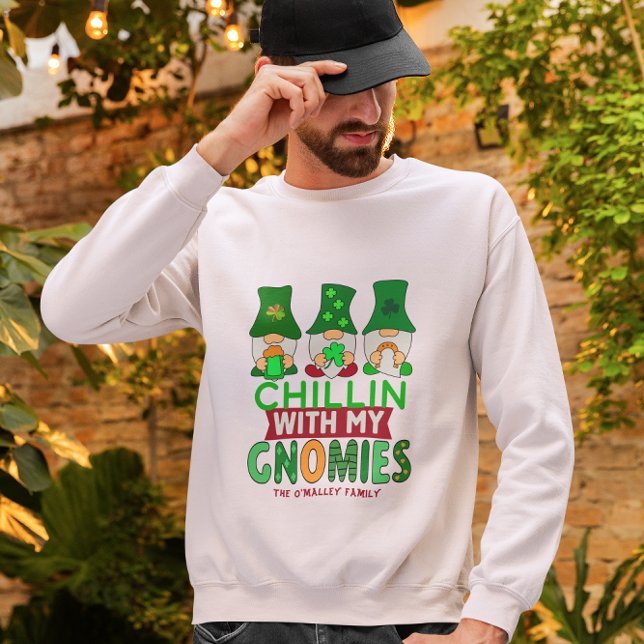 Sweatshirt Drôle Chillin avec Gnomies Jour de la Saint Patric (Funny Chillin with Gnomies St Patrick's Day Sweatshirt)
