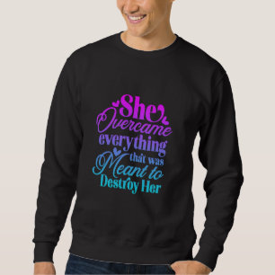 Sweatshirt Elle a surmonté tout ce qui était censé détruire