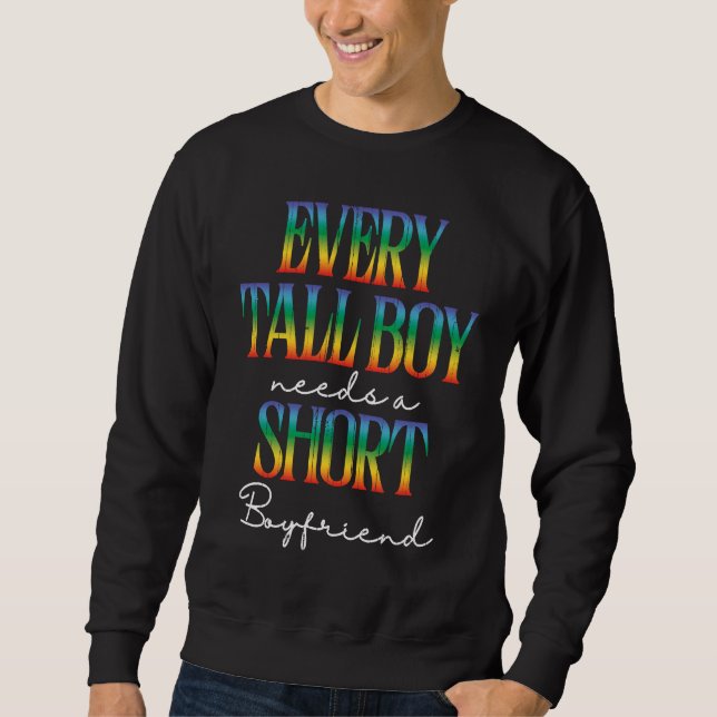 Sweatshirt Every Tall Boy Needs Short Boyfriend LGBTQ Gay Pri (Devant)