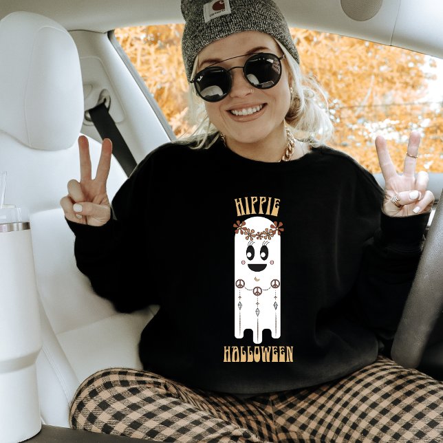 Sweatshirt fantôme d'Halloween rétro Hippie (Hippie Halloween Black Sweatshirt by Awakening Graphics featuring a cute ghost with a flower crown.)