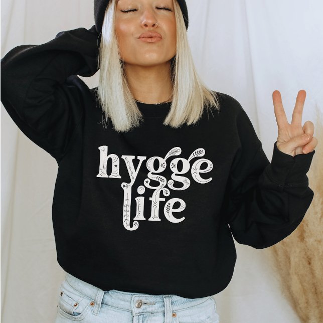Sweatshirt Hygge Life Cosy Danois Citation Typographie Nordiq (Hygge Life black holiday Sweatshirt, Danish cozy quote, minimalist, typography, Nordic, Scandinavian)