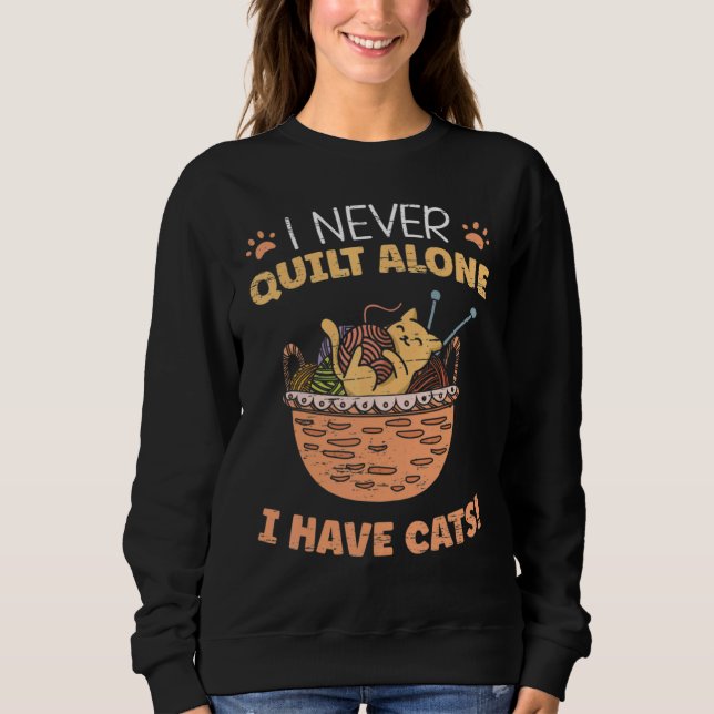 Sweatshirt I Never Quilt Alone I Have Cats  Quilting Sewing (Devant)