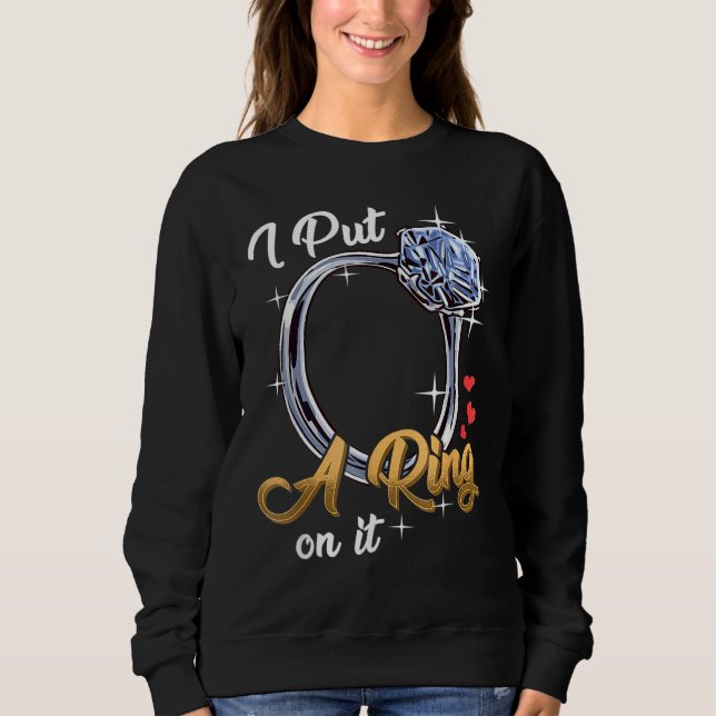 Sweatshirt I Put A Ring On It Funny Engagement Engaged Future (Devant)