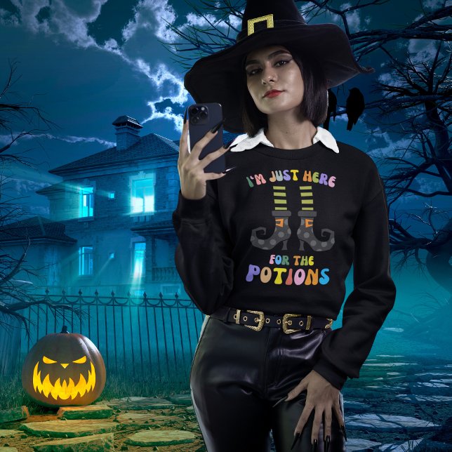 Sweatshirt Je suis juste ici pour l'Halloween Potions mignonn (Shown in black. Multiple products, colors and sizes available. )