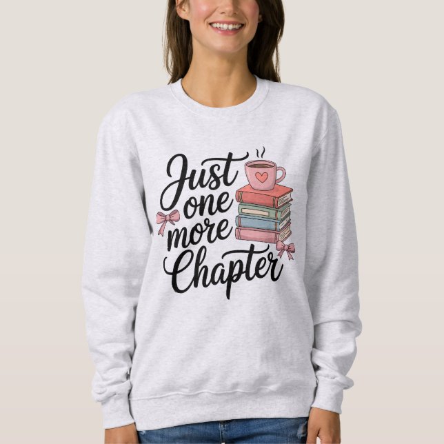 Sweatshirt Just One More Chapter – Conception Cozy Bookworm (Devant)
