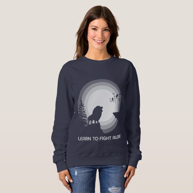 Sweatshirt Learn to Fight Alone – Lion Under Moonlight (Devant entier)