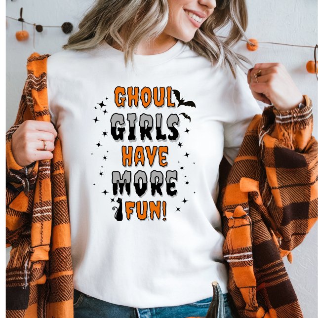 Sweatshirt Les Filles Ghoul Ont Plus Amusant Halloween Modern (Women in a Ghoul Girls Have More Fun Halloween sweater and an orange plaid top. )