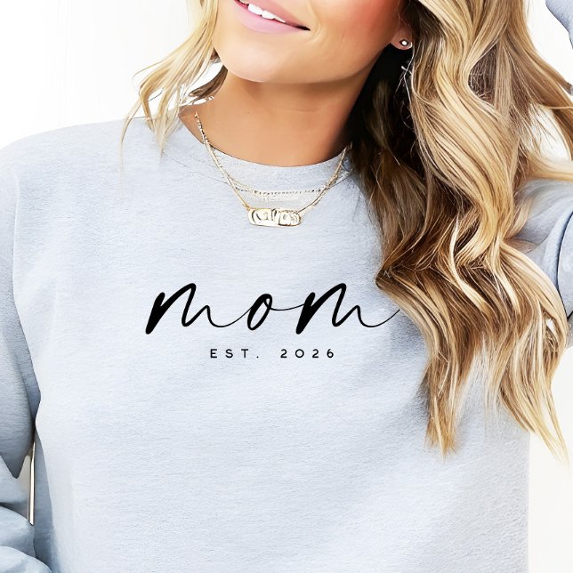 Sweatshirt Modern Script “Mom” Established Date, New Mom Gift (Créateur téléchargé)