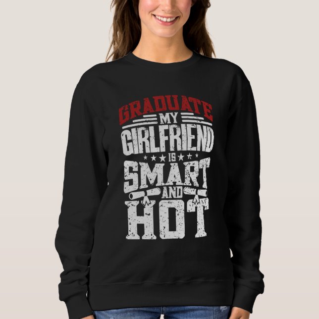 Sweatshirt My Girlfriend Is Hot And Smart  Graduate Graduatio (Devant)