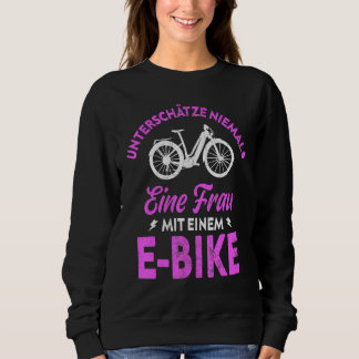 Sweatshirt Ne sous-estimez jamais une femme avec un vélo élec