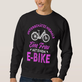 Sweatshirt Ne sous-estimez jamais une femme avec un vélo élec