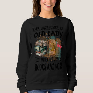 Sweatshirt Ne Sous-Estimez Jamais Une Vielle Dame Qui Aime Le