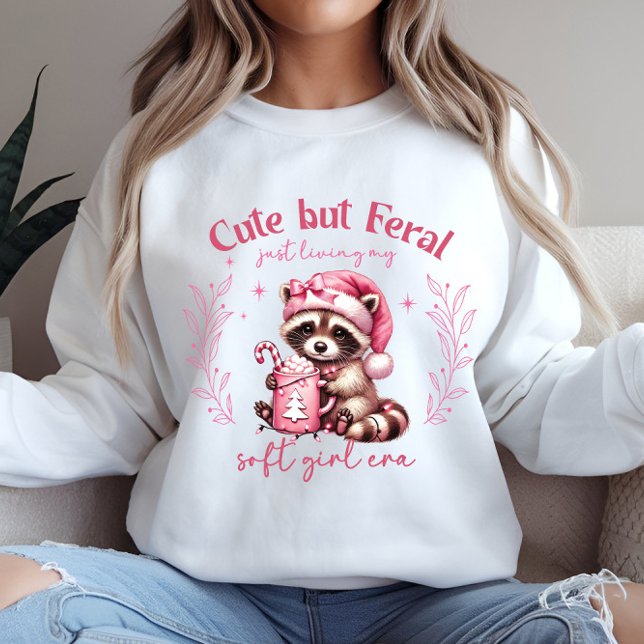 Sweatshirt Noël rose mou (Christmas sweatshirt for Women - Adorable Pink Christmas vibes - Baby Raccoon Girl)