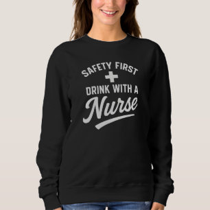 SWEATSHIRT SÉCURITÉ D'ABORD + BUVEZ AVEC UNE INFIRMIÈRE