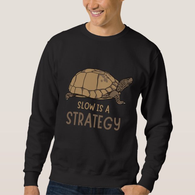 Sweatshirt Slow Is a Strategy – Minimal Turtle Quote Design (Devant)