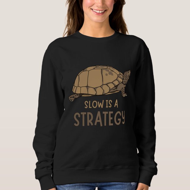 Sweatshirt Slow Is a Strategy – Minimal Turtle Quote Design (Devant)