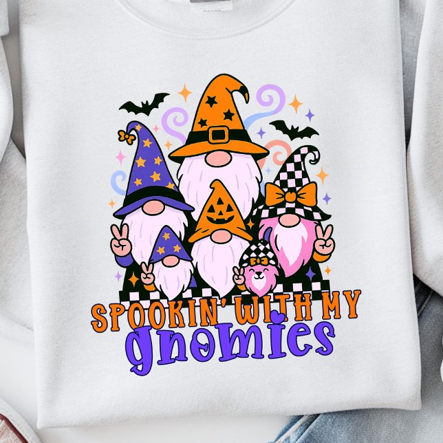 Sweatshirt Spookin’ Avec Mes Gnomies : Amis Rétro Halloween (Get festive with spookin' with my gnomies — a Halloween friends design full of humor and charm.)