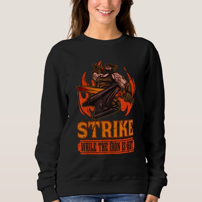 Sweatshirt Strike While The Iron Is Hot Loves Blacksmith Forg (Devant)