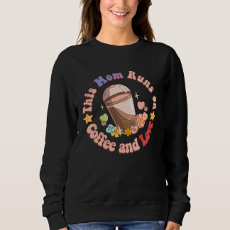 Sweatshirt This Mom Runs on Coffee and Love Funny Caffeine Mo