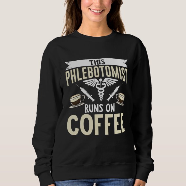 Sweatshirt This Phlebotomist Runs On Coffee Phlebotomy Tech T (Devant)