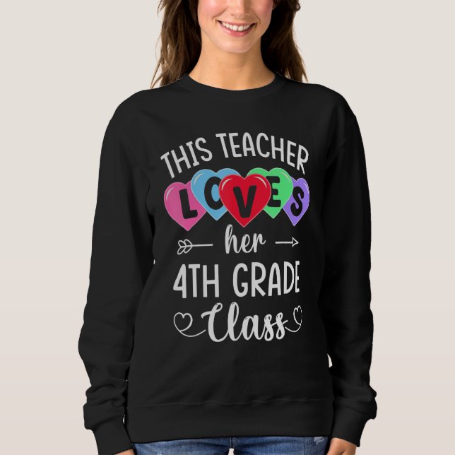 Sweatshirt THIS TEACHER LOVES HER 4TH GRADE CLASS Shirts Vale (Devant)